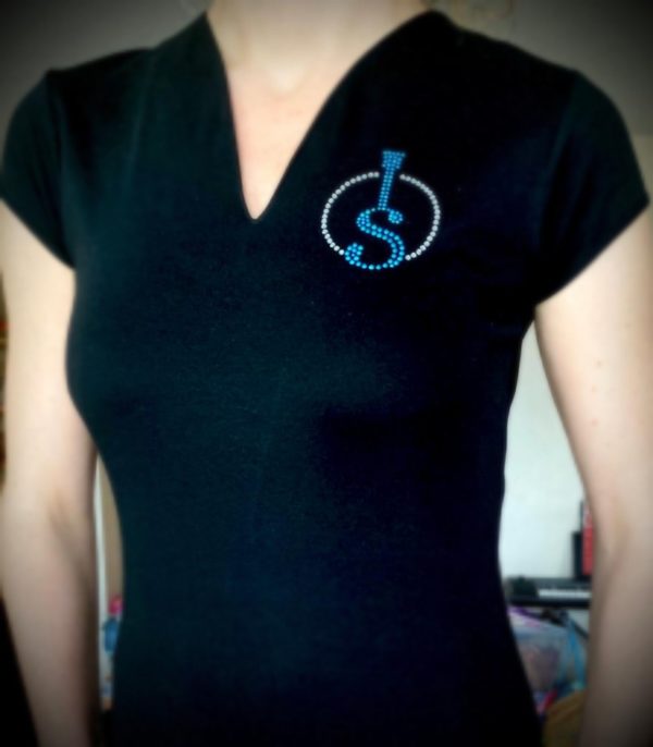 T-Shirt Femme col V Noir, logo bleu et argent