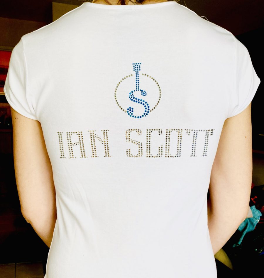 T-Shirt Femme col V Blanc, logo bleu et argent – Image 2