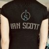 T-Shirt Femme col V Noir, logo bleu et argent – Image 2