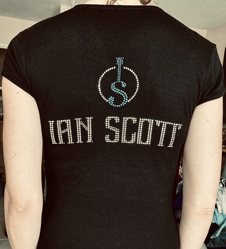 T-Shirt Femme col V Noir, logo bleu et argent – Image 2